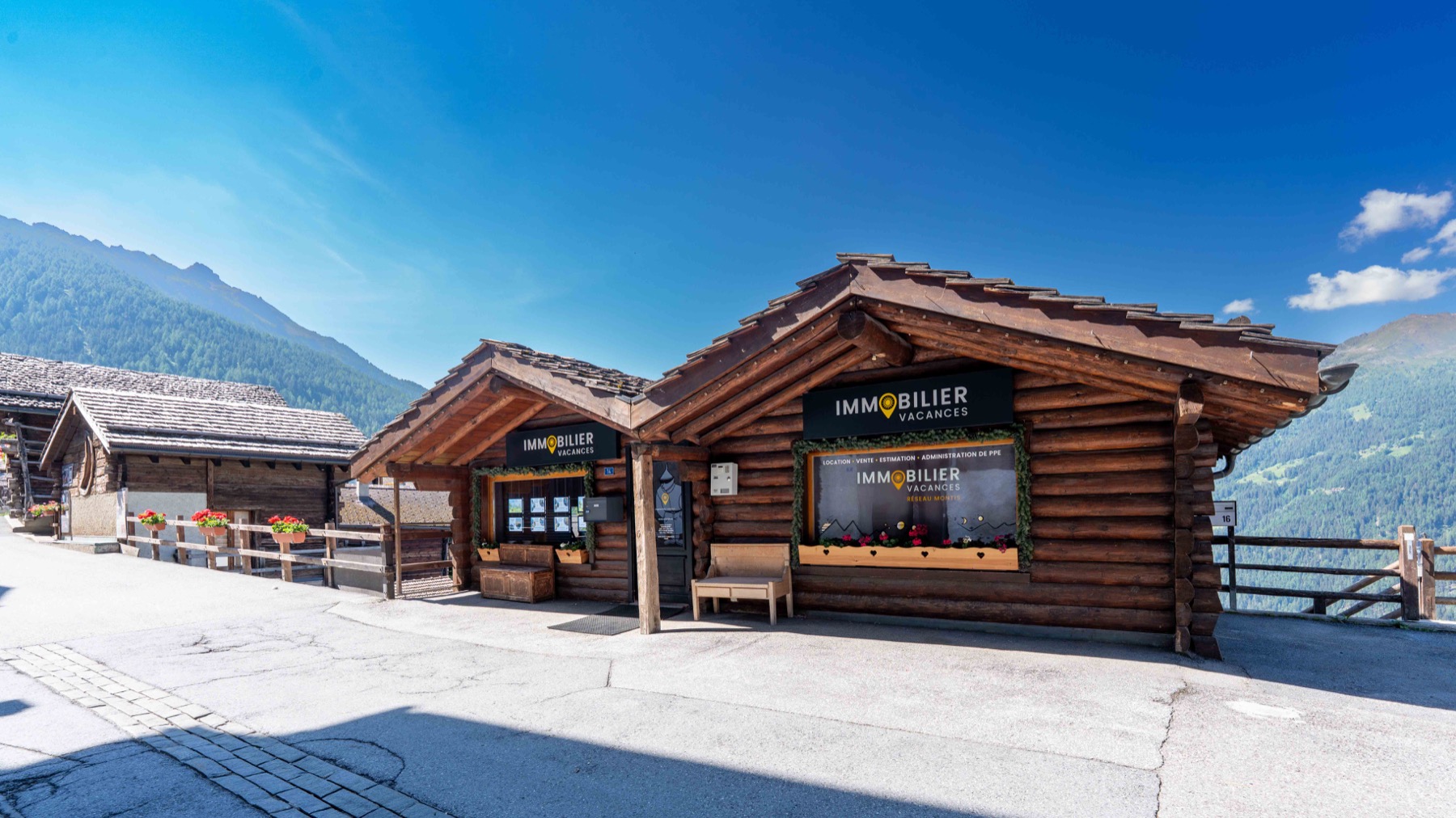 Le chalet de l’agence Immobilier Vacances à St-Luc, face aux montagnes